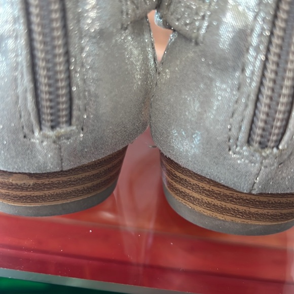 Carlos metallic light gold sandal size 8 1/2 - Picture 6 of 9